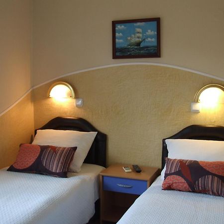 Apartments Pod Lozom With Seaview Petrovac الغرفة الصورة