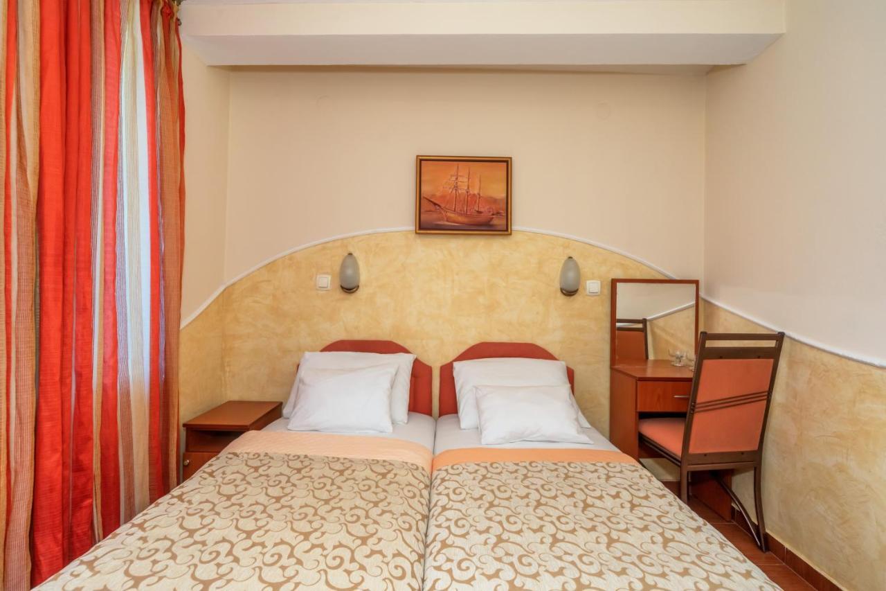 Apartments Pod Lozom With Seaview Petrovac الغرفة الصورة