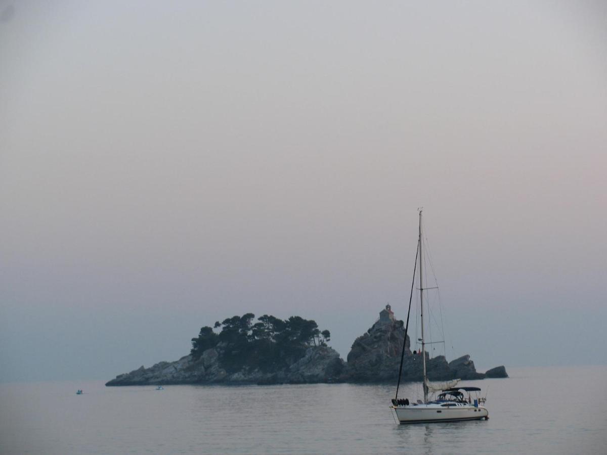 Apartments Pod Lozom With Seaview Petrovac الغرفة الصورة