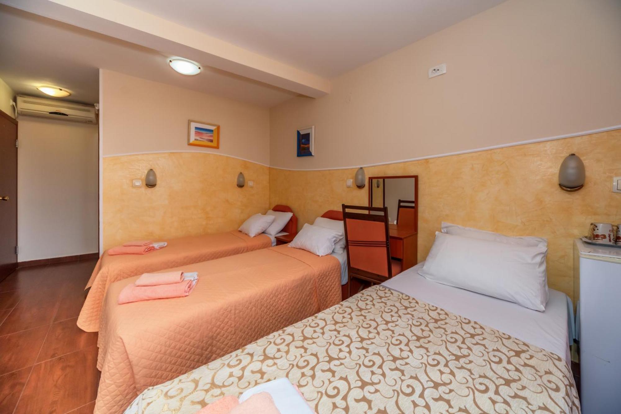Apartments Pod Lozom With Seaview Petrovac الغرفة الصورة