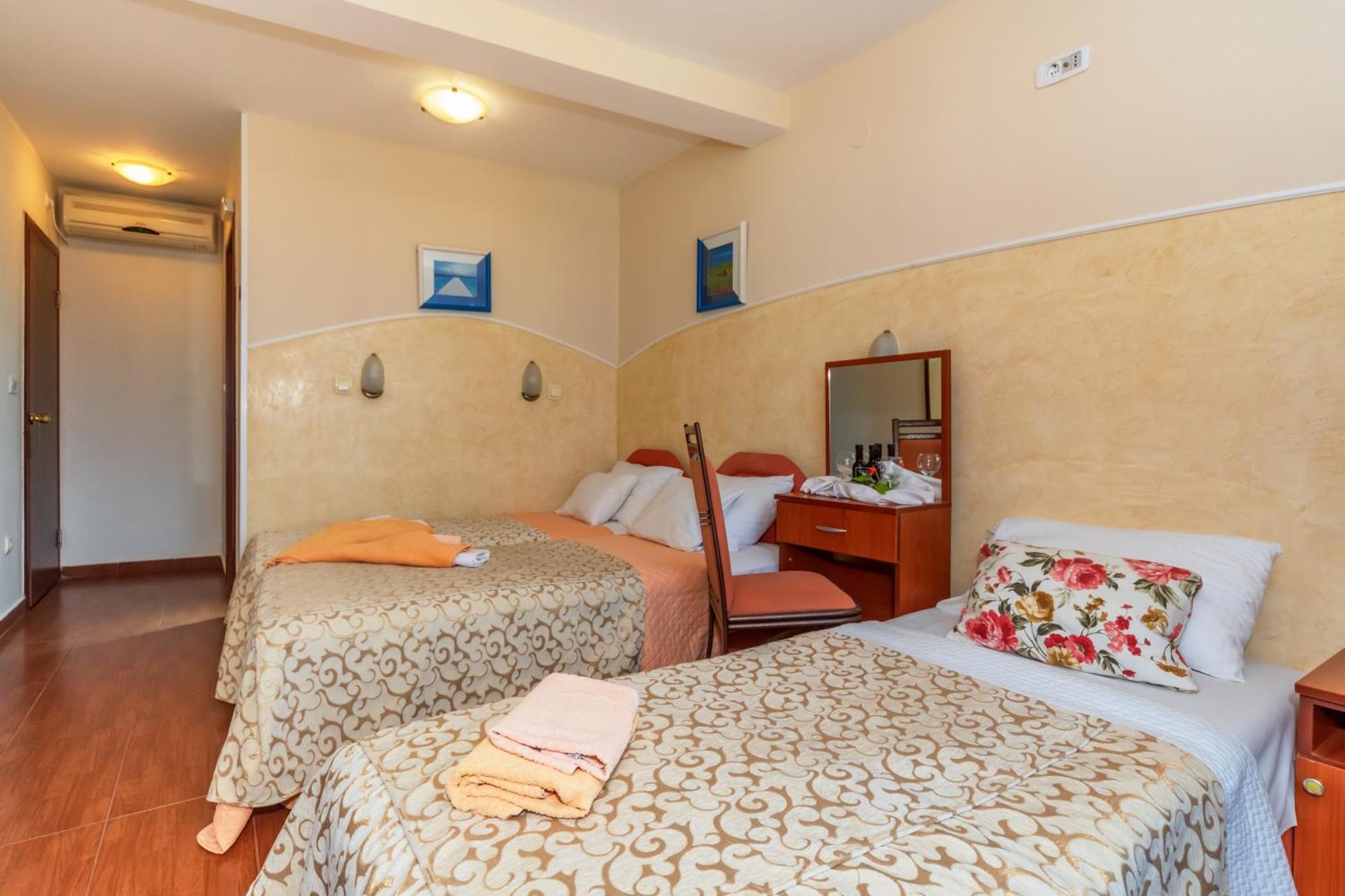 Apartments Pod Lozom With Seaview Petrovac الغرفة الصورة