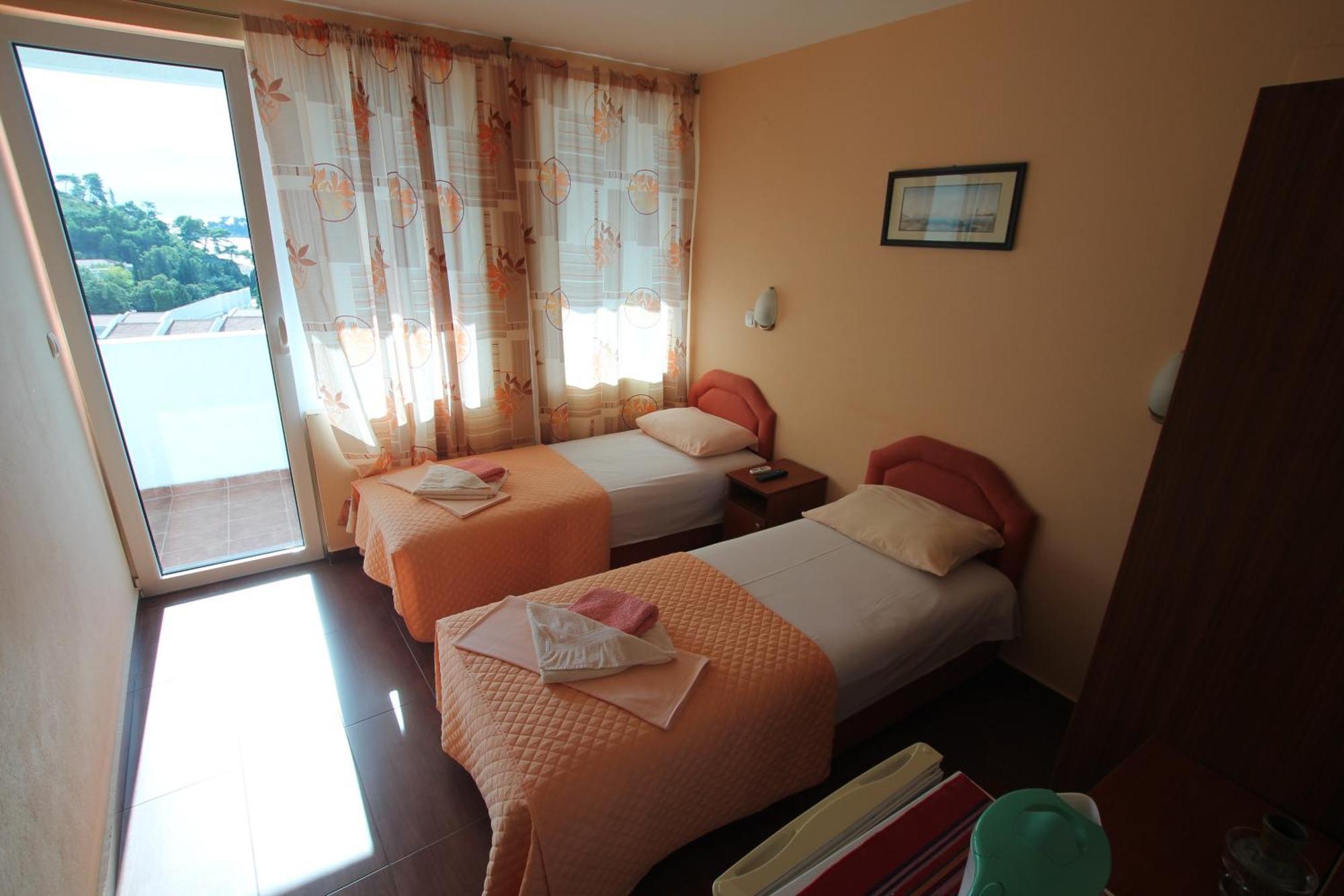 Apartments Pod Lozom With Seaview Petrovac الغرفة الصورة