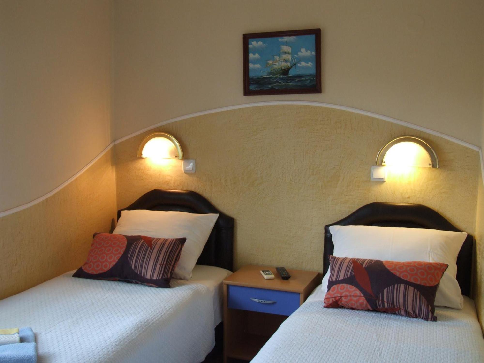Apartments Pod Lozom With Seaview Petrovac الغرفة الصورة