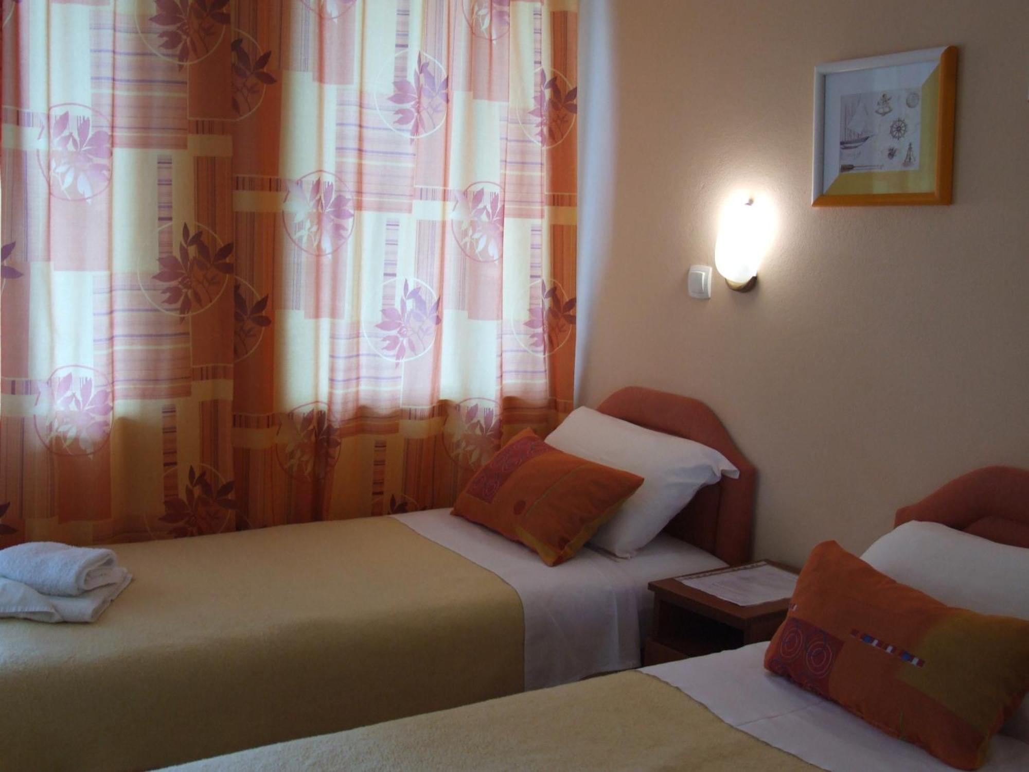 Apartments Pod Lozom With Seaview Petrovac الغرفة الصورة